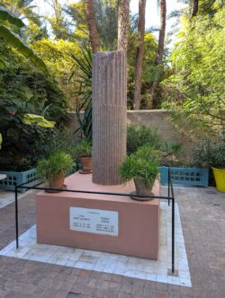 Majorelle stèle marrakech riaddartaliwint